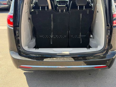 Used 2023 Chrysler Pacifica Touring-L FWD image 32