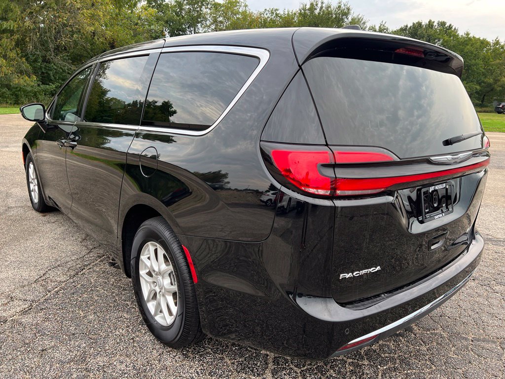 Used 2025 Chrysler Pacifica Select FWD image 3