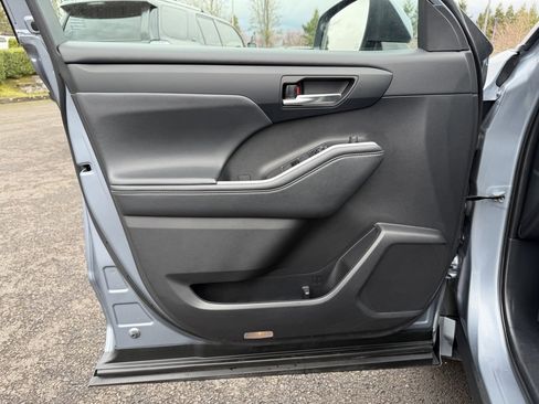 Used 2022 Toyota Highlander XLE image 12