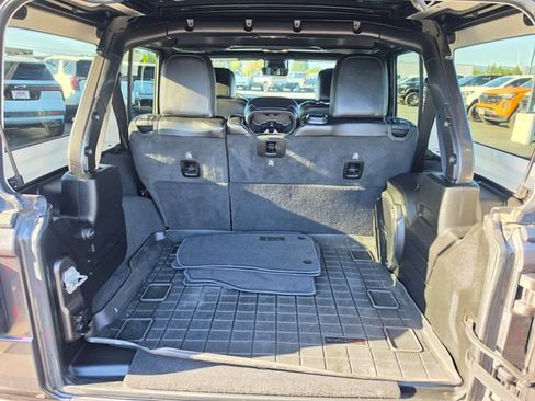 Used 2021 Jeep Wrangler Unlimited Sahara AWD/4WD image 15