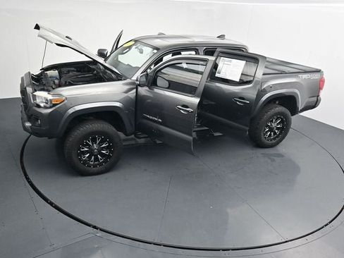 Used 2017 Toyota Tacoma TRD Sport AWD/4WD image 37