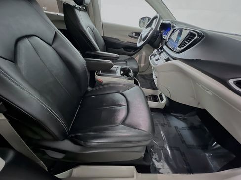 Used 2024 Chrysler Pacifica Touring-L FWD image 31
