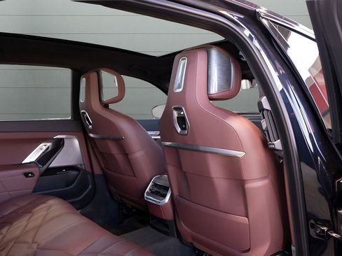 Used 2023 BMW 760i xDrive AWD/4WD image 66