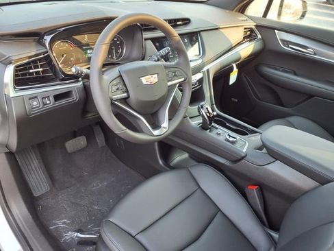 Certified 2025 Cadillac XT6 Luxury image 3