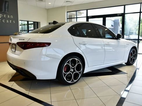 Used 2023 Alfa Romeo Giulia Veloce AWD/4WD image 6