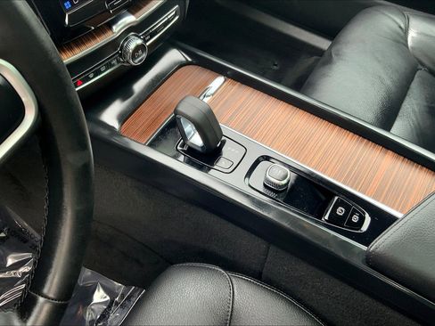 Used 2022 Volvo XC60 B5 Momentum w/ Climate Package image 19