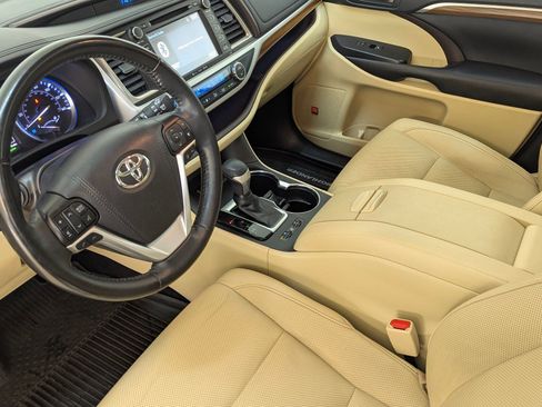 Used 2019 Toyota Highlander Limited image 4