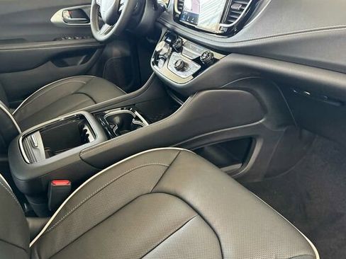 New 2026 Chrysler Pacifica Limited image 14