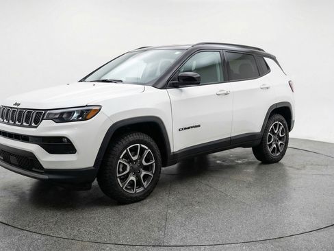 Used 2025 Jeep Compass Trailhawk AWD/4WD image 2