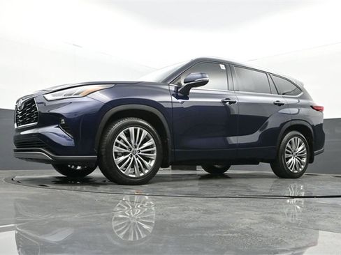 Used 2023 Toyota Highlander Platinum image 31