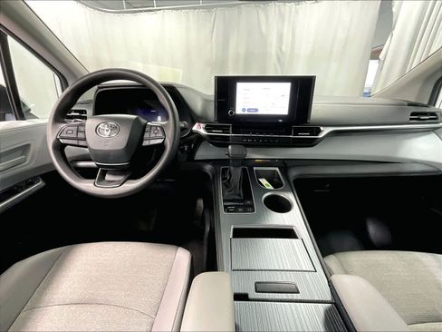 Used 2025 Toyota Sienna LE image 22