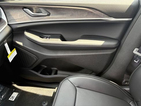 New 2025 Jeep Grand Cherokee L Limited w/ Luxury Tech Group II image 30