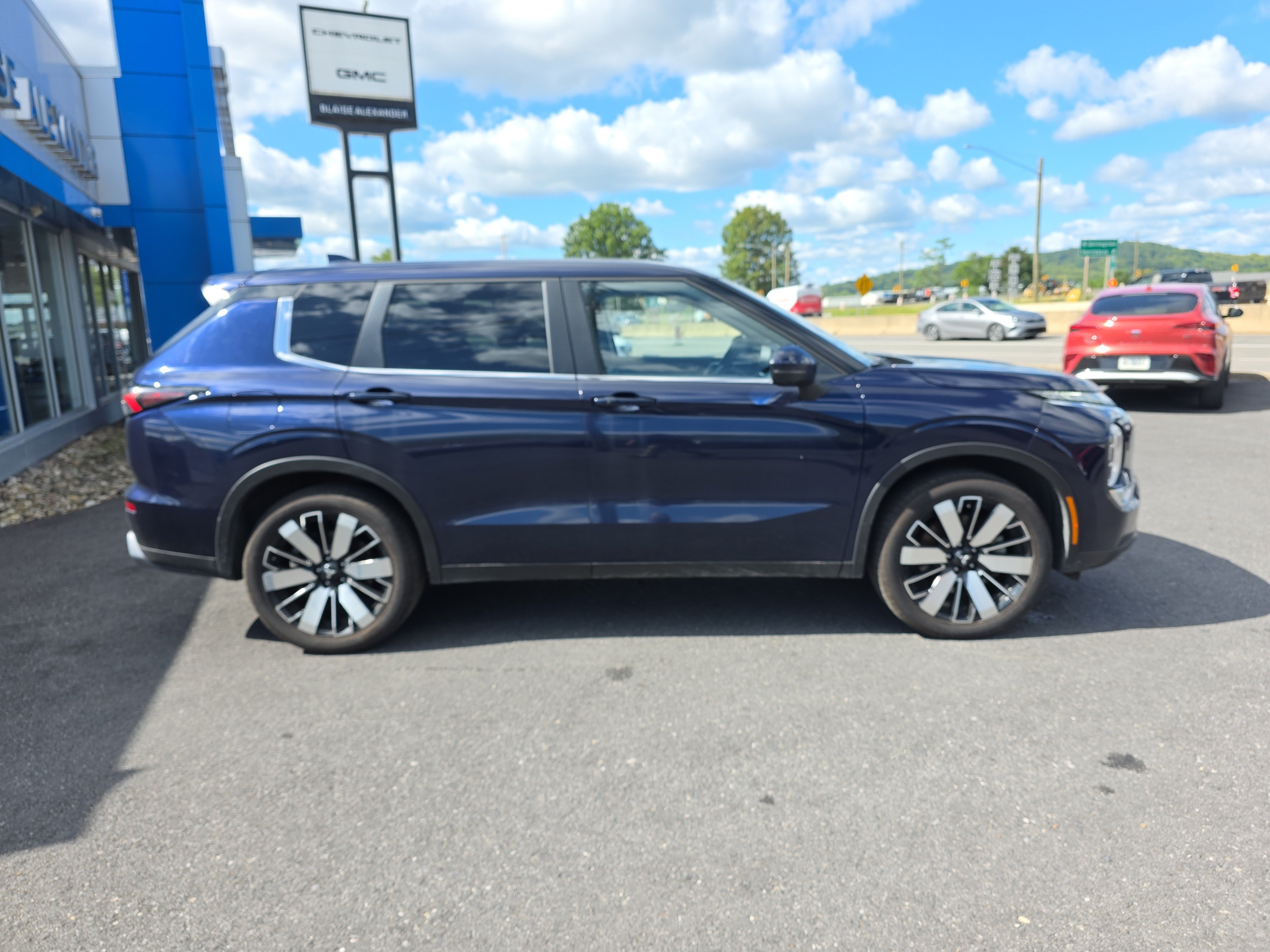 Used 2025 Mitsubishi Outlander SE AWD/4WD image 2