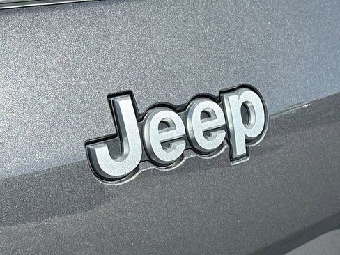 New 2025 Jeep Grand Cherokee L Laredo image 18