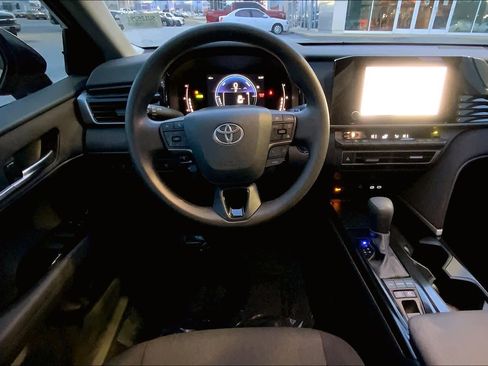 Used 2025 Toyota Camry LE image 5