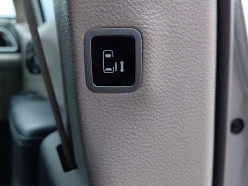 Used 2024 Chrysler Pacifica Touring-L FWD image 18