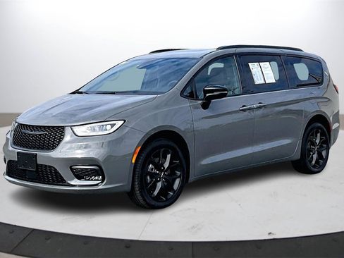 Used 2023 Chrysler Pacifica Limited w/ S Appearance Package image 4