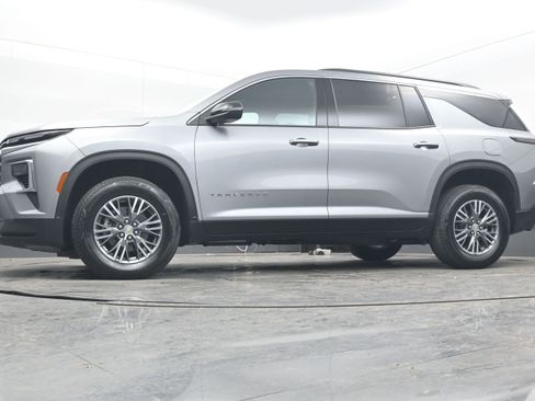 Used 2025 Chevrolet Traverse LT image 23