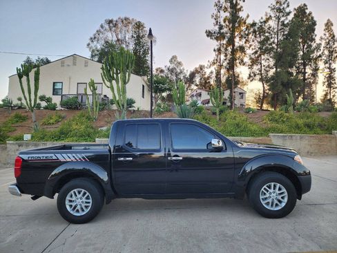 Used 2017 Nissan Frontier SV RWD image 6