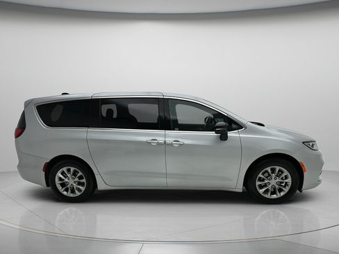 Used 2026 Chrysler Pacifica Limited FWD image 2