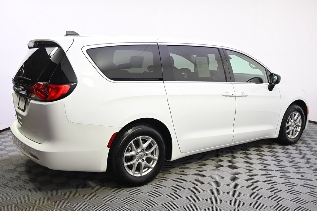 Used 2024 Chrysler Voyager LX FWD image 7