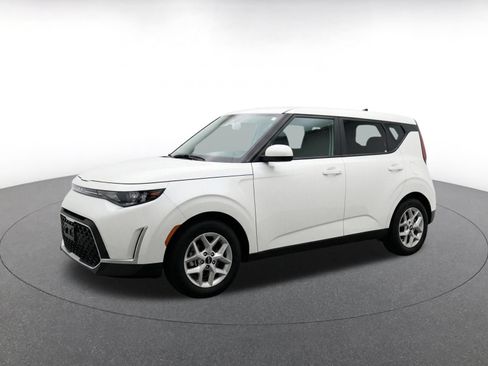 Used 2025 Kia Soul LX w/ LX Technology Package FWD image 3