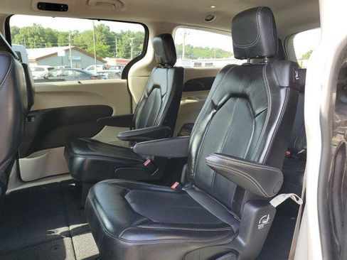 Used 2023 Chrysler Pacifica Touring-L FWD image 10