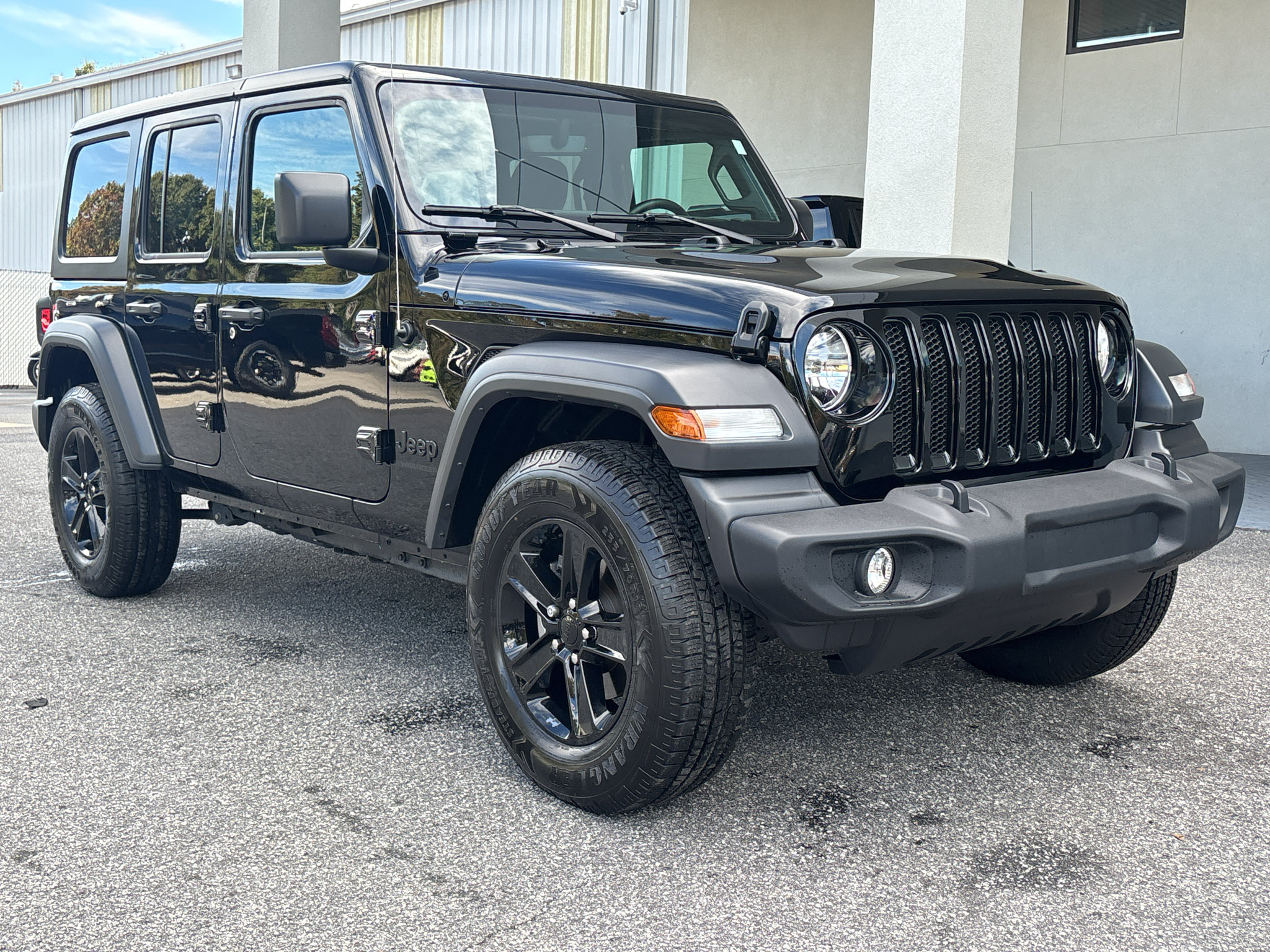 Used 2023 Jeep Wrangler Unlimited Sport AWD/4WD image 3