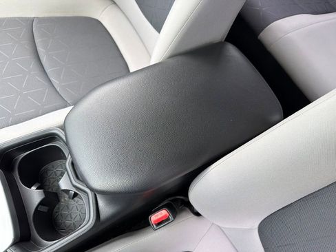 Used 2020 Toyota RAV4 XLE AWD/4WD image 34