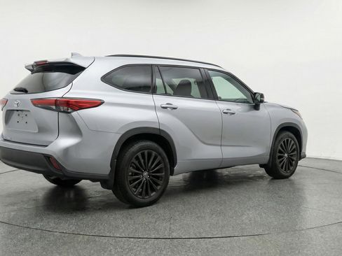 Used 2025 Toyota Highlander XSE image 9