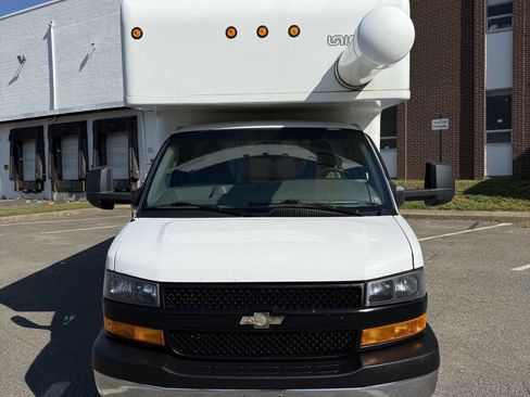Used 2018 Chevrolet Express 3500 w/ Driver Convenience Package image 8
