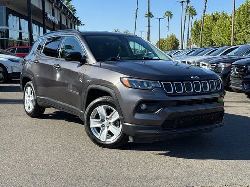 Used 2022 Jeep Compass Latitude w/ Convenience Group FWD image 1