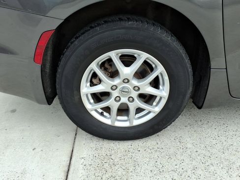 Used 2023 Chrysler Pacifica Touring-L image 6