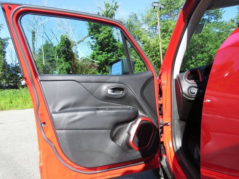 Used 2015 Jeep Renegade Trailhawk w/ Popular Equipment Group AWD/4WD image 9