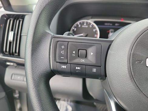 Used 2024 Nissan Pathfinder S FWD image 21