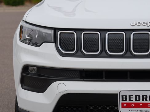Used 2022 Jeep Compass Latitude w/ Sun and Sound Group AWD/4WD image 9