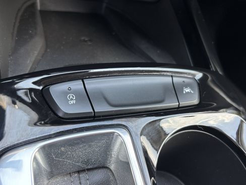 Used 2024 Chevrolet Trax LT w/ Sunroof Package FWD image 32