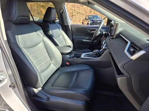 Used 2021 Toyota RAV4 XLE Premium image 18