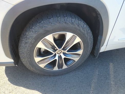 Used 2021 Toyota Highlander XLE AWD/4WD image 5