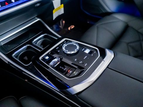 Used 2025 BMW 740i w/ Premium Package image 36