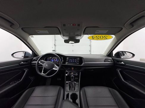Used 2024 Volkswagen Jetta SE FWD image 3