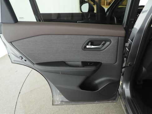 Used 2021 Nissan Rogue SV image 11