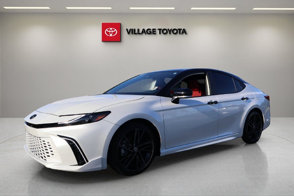 Used 2025 Toyota Camry XSE FWD image 1