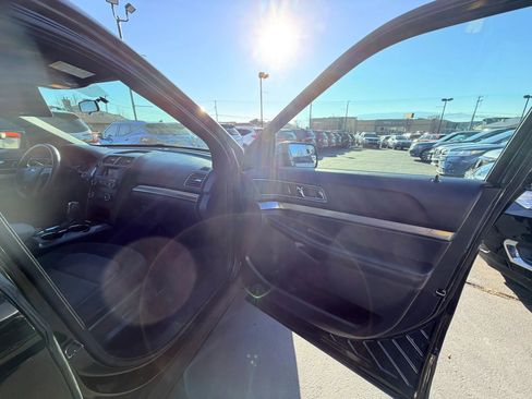 Used 2019 Ford Explorer XLT image 28