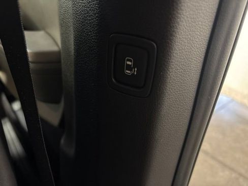 Used 2025 Kia Carnival FWD image 34