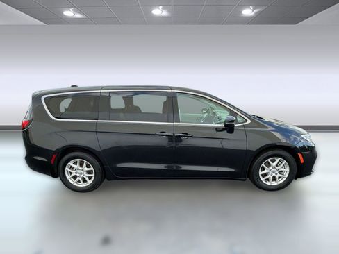 Used 2023 Chrysler Pacifica Touring-L FWD image 8