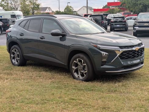Used 2025 Chevrolet Trax LT FWD image 2