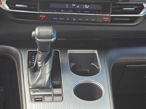 Certified 2022 Toyota Sienna XLE Woodland Edition image 28