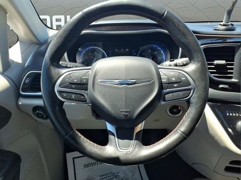 Used 2019 Chrysler Pacifica Touring-L FWD image 18