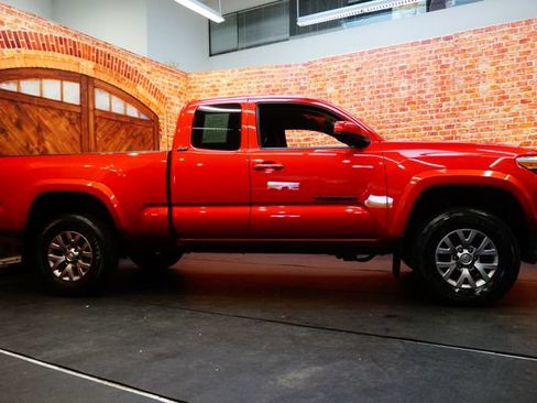 Used 2019 Toyota Tacoma SR5 AWD/4WD image 5